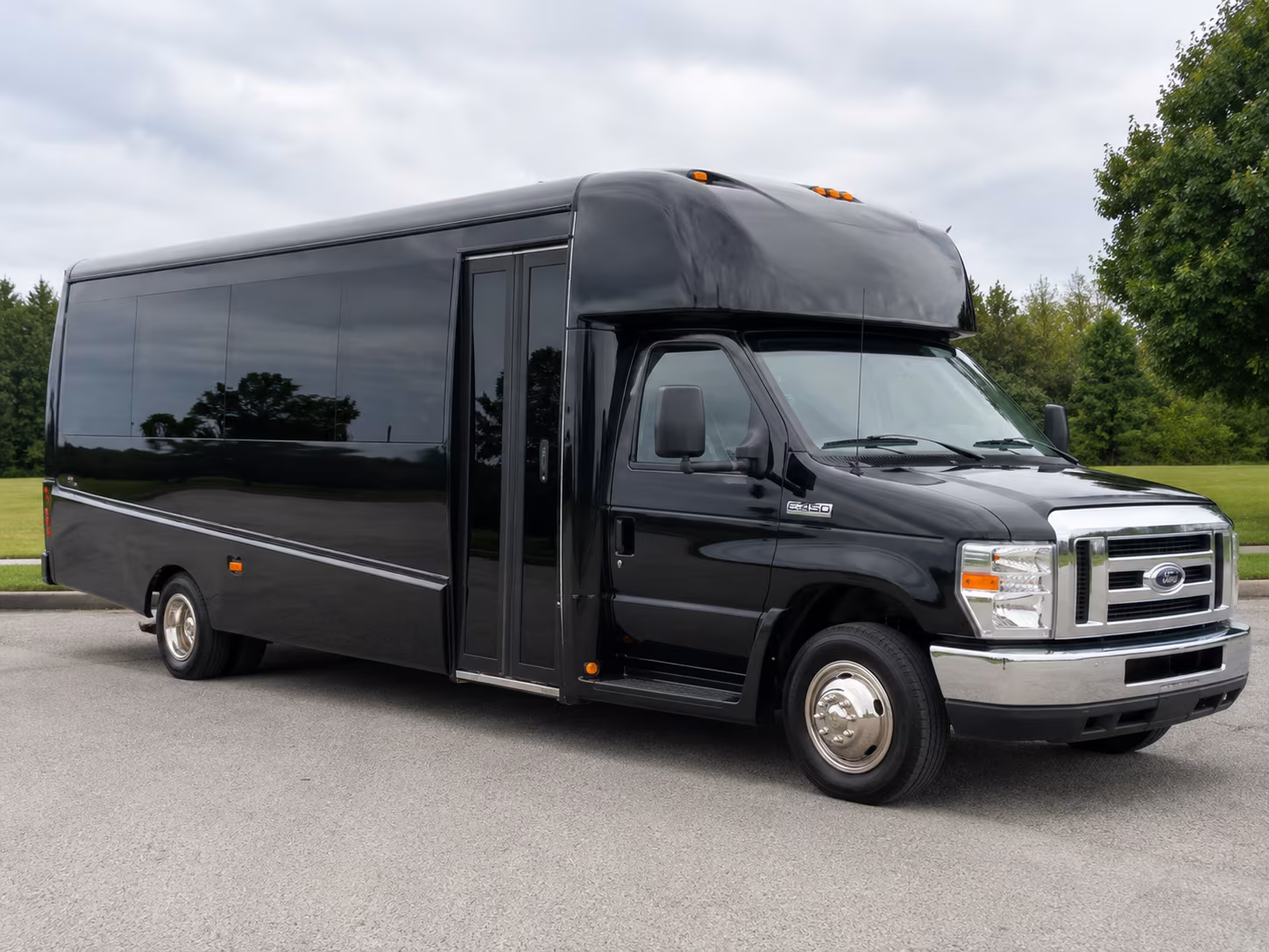 minibuses for zoo and nature field trips around grand rapids